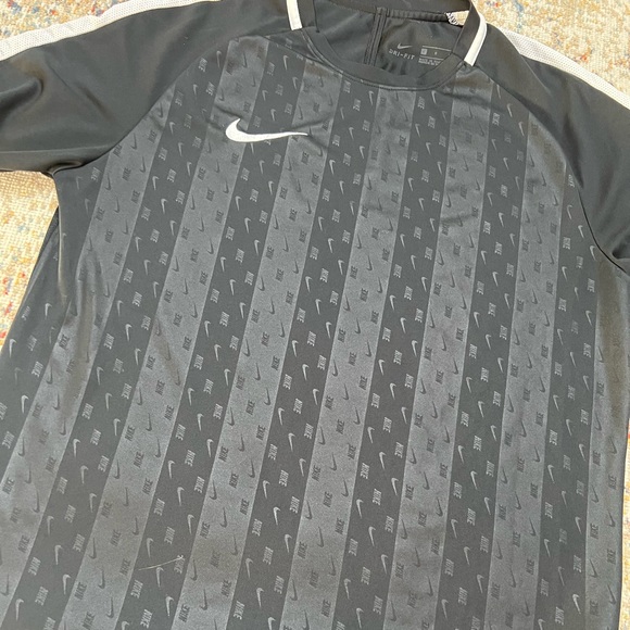 Mens Nike Dri-Fit Shirt - Picture 2 of 6